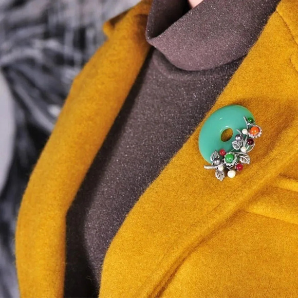 VQ 🌟HOST PICK🌟Green Wreath Brooch - Picture 2 of 7